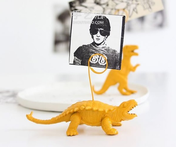 How to reuse plastic dinosaur toys into DIY creative note holders