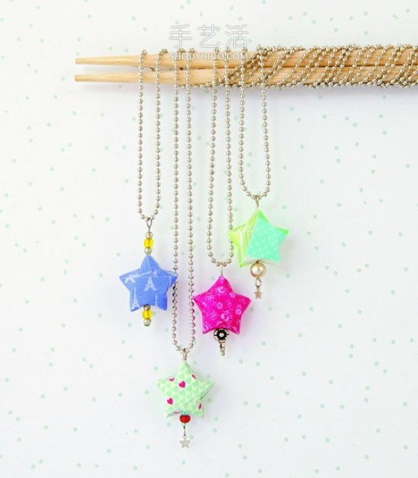 A video on how to fold paper stars into a cute necklace and pendant