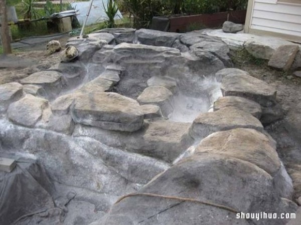 Foreign netizens dug a hole in their own backyard to DIY a private swimming pool! 