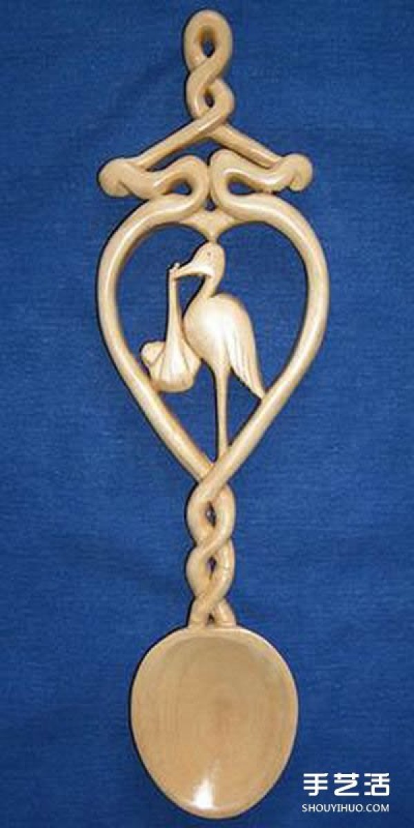 The carving works of "Love" spoon wood carving artist Adam King