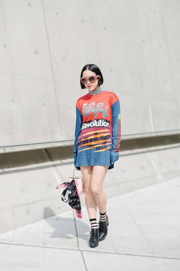 Fashion with bold and colorful contrasting colors 2015 Seoul Fashion Week street photography