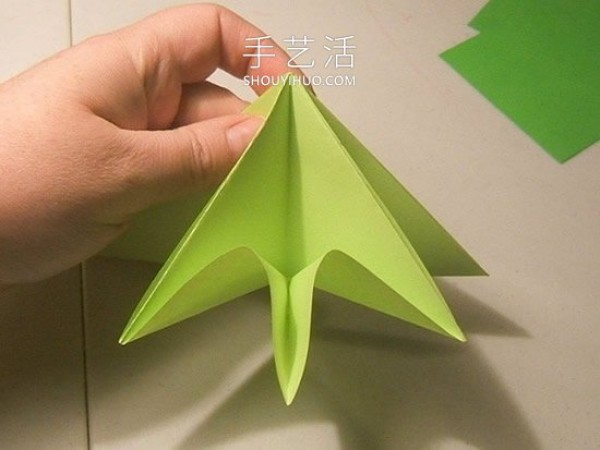 Detailed step-by-step diagram of how to fold a simple origami three-dimensional Christmas tree