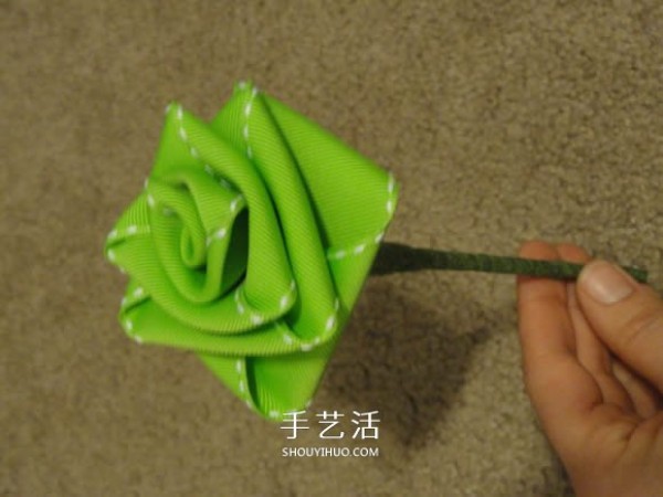 Tutorial illustration of folding roses with handmade ribbons, simple and beautiful! 