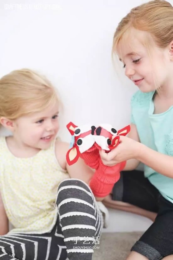 Its so easy to transform gloves and socks into hand puppets and make homemade cloth toys