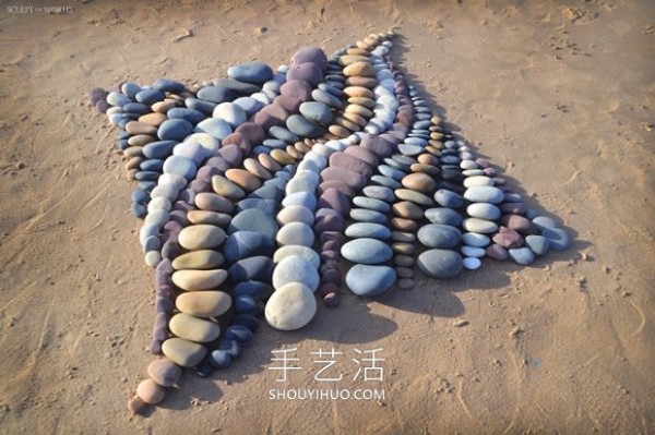 Building art on the beach! A pleasing stone collage