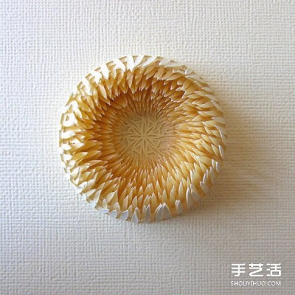 Delicate paper sculptures: Carvings give paper pieces a life like flowers