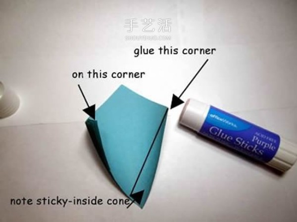 Illustration of how to make hand-made three-dimensional paper flowers with sticky notes