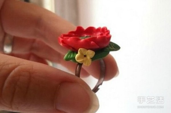 DIY tutorial for making a flower ring from polymer clay. How to make a flower ring from polymer clay.