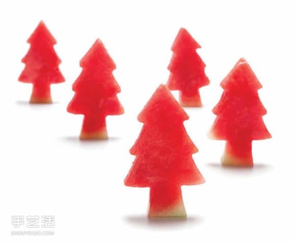 The tree-shaped watermelon cutter turns watermelon slices into small trees