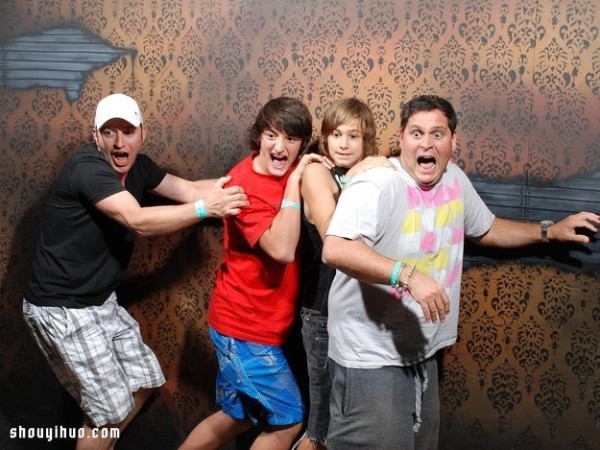 Super hilarious ~ 22 pictures of grown men being scared in a haunted house! 