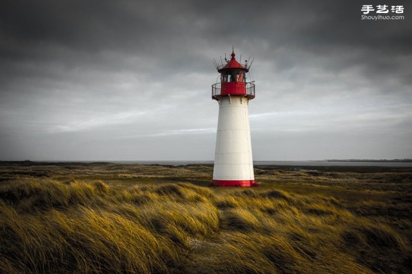 Photo album of lonely and magnificent lighthouses around the world