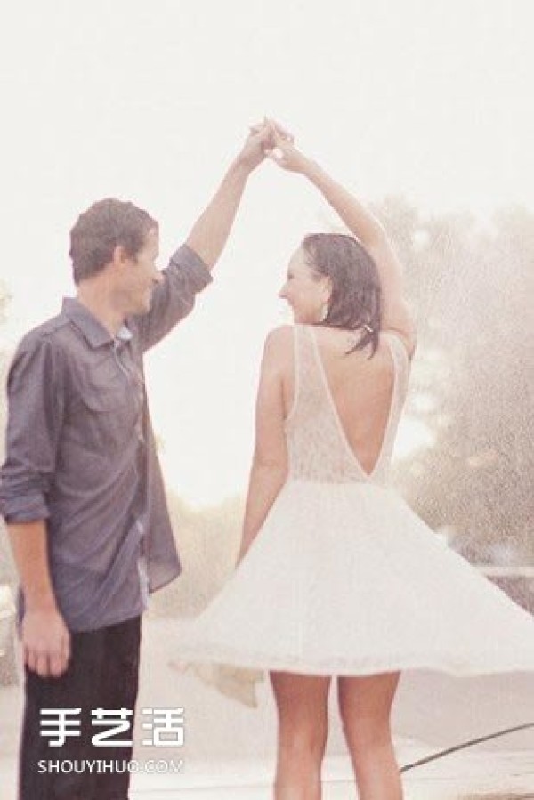 On rainy days, you can also perform romantic, aesthetic and romantic wedding photography in the rain