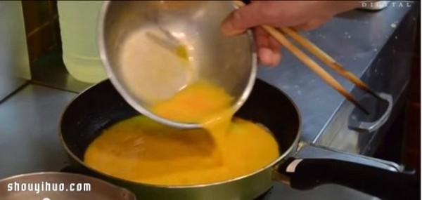 How to make rotating dress omelet rice and make homemade Japanese-style omelet rice