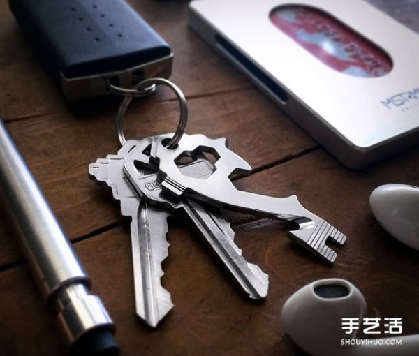 Seamless blending into the key ring 20-in-1 tool key MSTR KEY