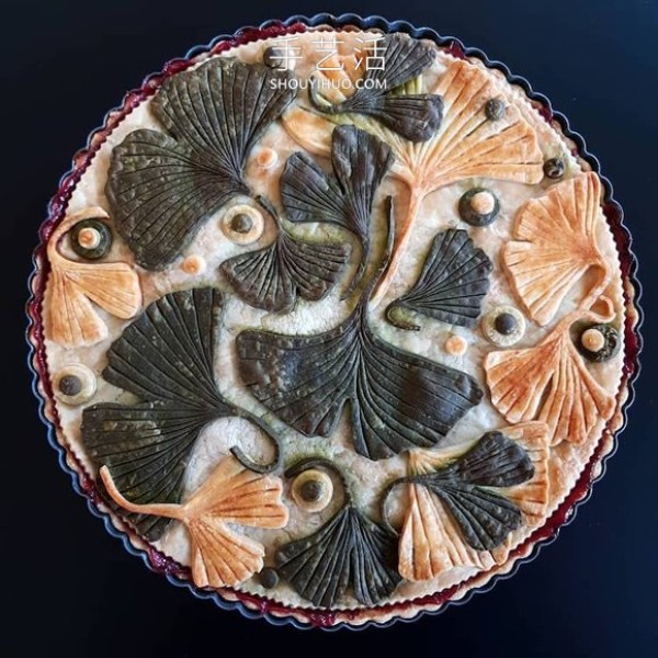 The cake crust design with complex patterns is beautiful before and after baking! 