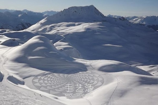 Snowflakes are falling on the ground? French artist creates winter "snow painting"