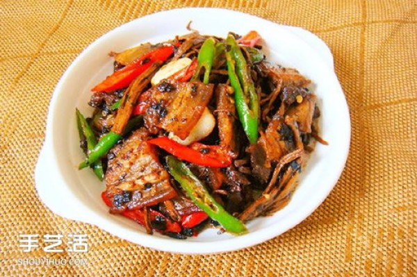 The recipe of stir-fried twice-cooked pork with black bean and tea tree mushrooms is delicious and appetizing