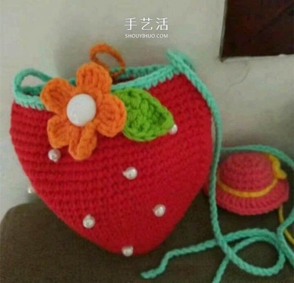 How to knit a cute crocheted wool bag for children with a strawberry bag