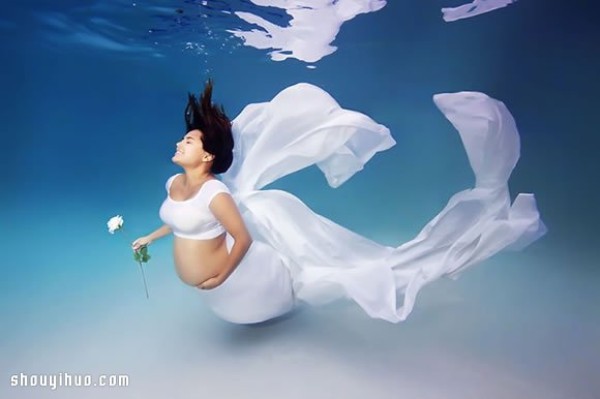 Moms-to-be take photos in the water, adding a different kind of beauty to the pregnancy