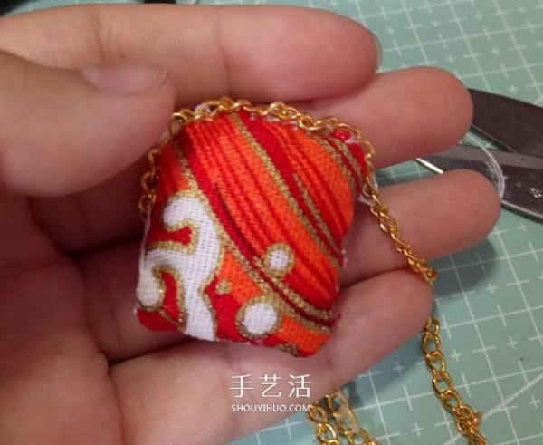 Chou Chou will show you how to make beautiful doll clothes by hand