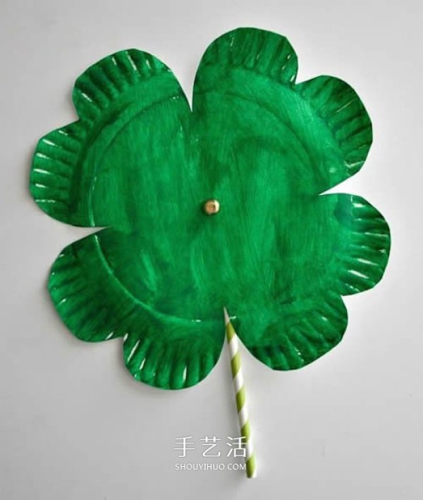 Illustrated tutorial for young children to make a paper plate four-leaf clover