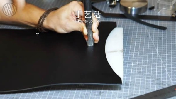 Illustrated tutorial on how to make your own simple leather clutch bag