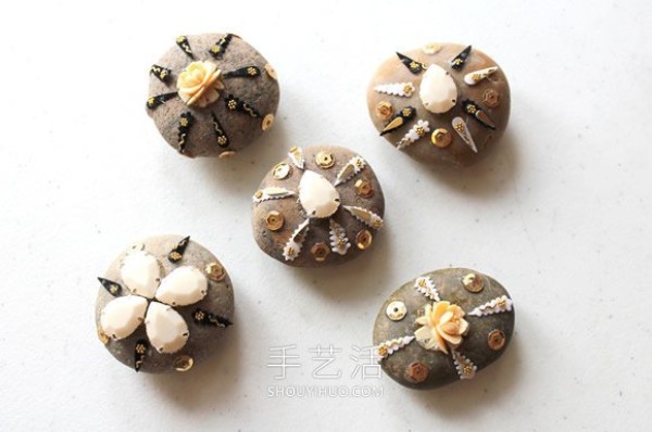 Tutorial on how to make hand-made paperweights with pebbles