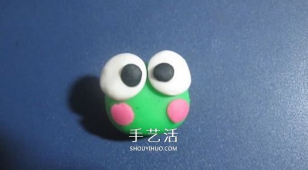 Illustrations of how to make a cute bean-cake frog using plasticine and making a small frog