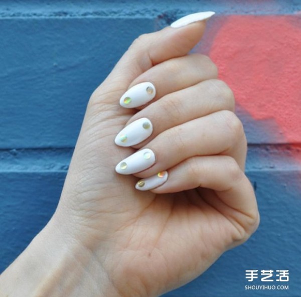 Let your nails also change into autumn clothes. The matte nail polish is fashionable no matter how you apply it.