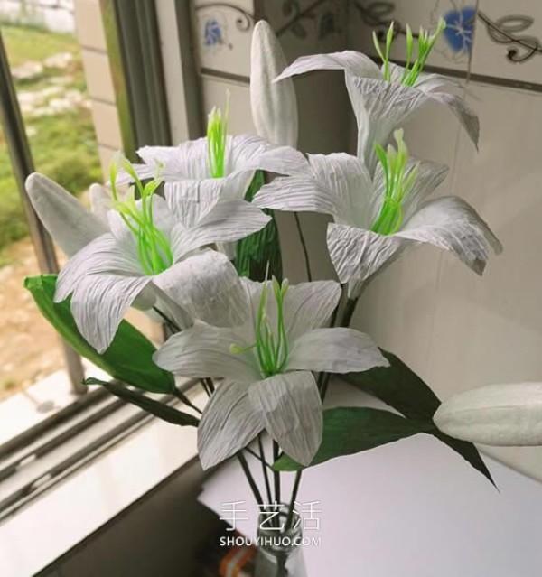 Illustrated tutorial on how to make your own fresh and beautiful paper vine lilies