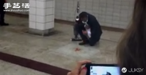 Too hungry? A foreign man ate food directly from the floor of the subway station