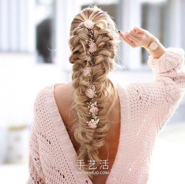 Swedish hairstylist DIYs beautiful braided hairstyles suitable for summer