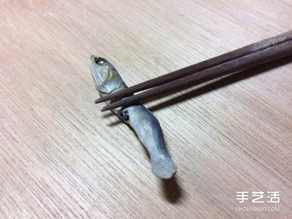 Its so similar! A wooden carving of dried fish that accidentally broke its teeth