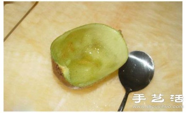 Two easy ways to eat kiwi fruit