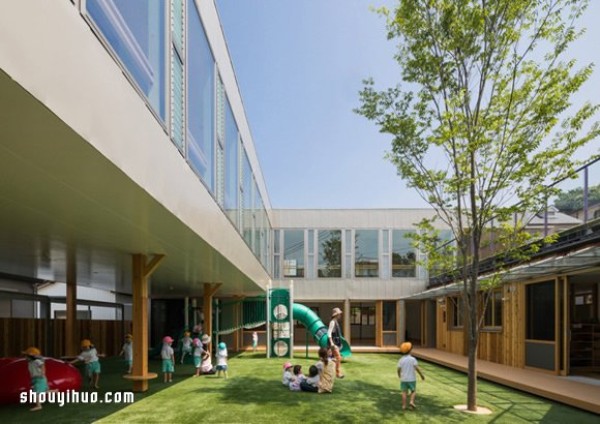 Kindergarten with a turf square, let the children run and jump to their hearts content! 