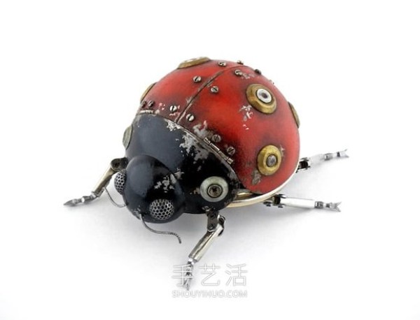 Discarded mechanical parts to DIY steampunk-style animal sculptures