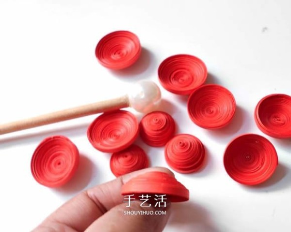 Illustration of how to make beautiful roses from quilled paper