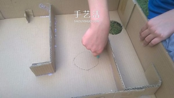 How to make a maze toy out of a cardboard box so that two people can play together! 