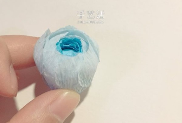 Simple and beautiful illustrations of how to make crepe paper peonies