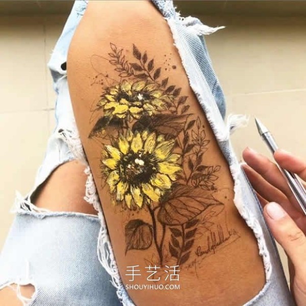 The artist uses his own thighs as a canvas to draw exquisite ink paintings! 