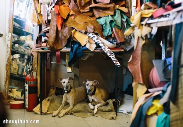 It was a carpenter who created a brand of handmade leather bags