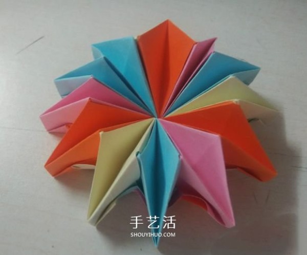 You can turn it inside out and out at will! Illustration of the origami method of transforming paper flower balls