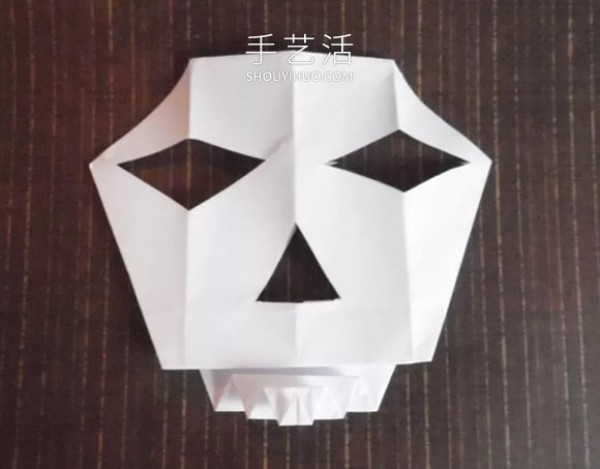 Illustrated tutorial on folding origami skull mask