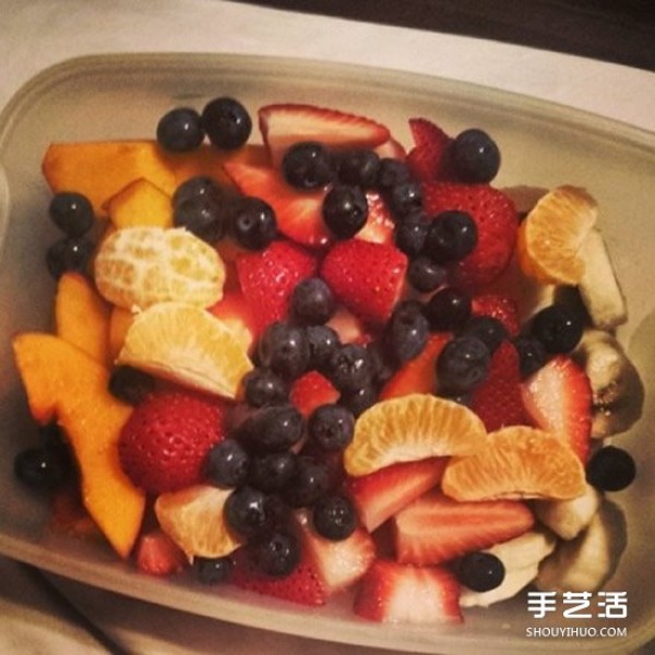 Simple and casual fruit platter pictures make your mouth water.