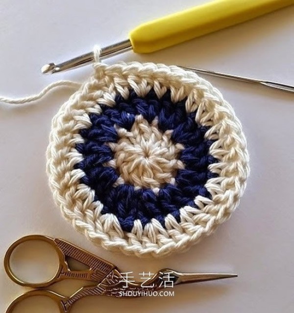 Illustrated tutorial on how to knit a crocheted winter round coaster