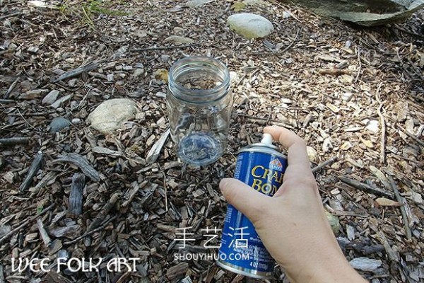 How to make an autumn-style vase by pasting colored tissue paper on a glass bottle