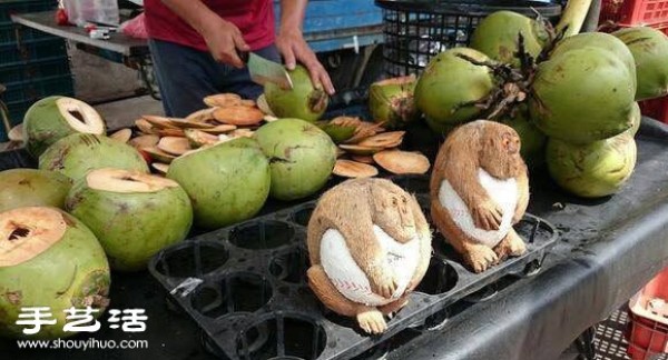 Have you ever seen a coconut sculpture? The boss also works hard to make money! 