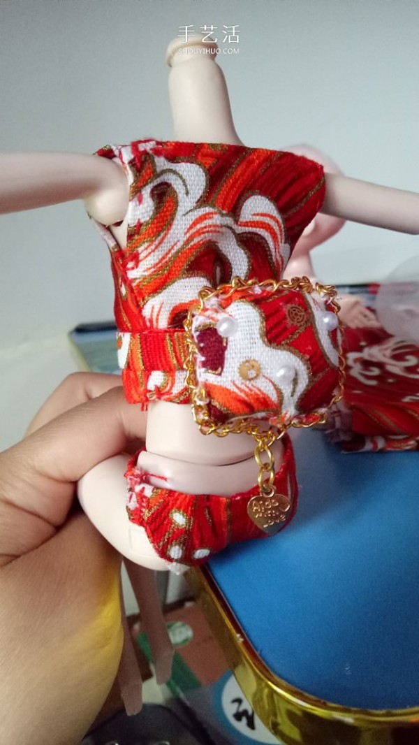 Chou Chou will show you how to make beautiful doll clothes by hand