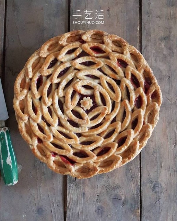 The cake crust design with complex patterns is beautiful before and after baking! 