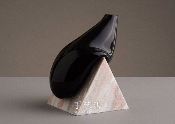 Be a lazy vase! A glass sculpture in which fragility and hardness depend on each other